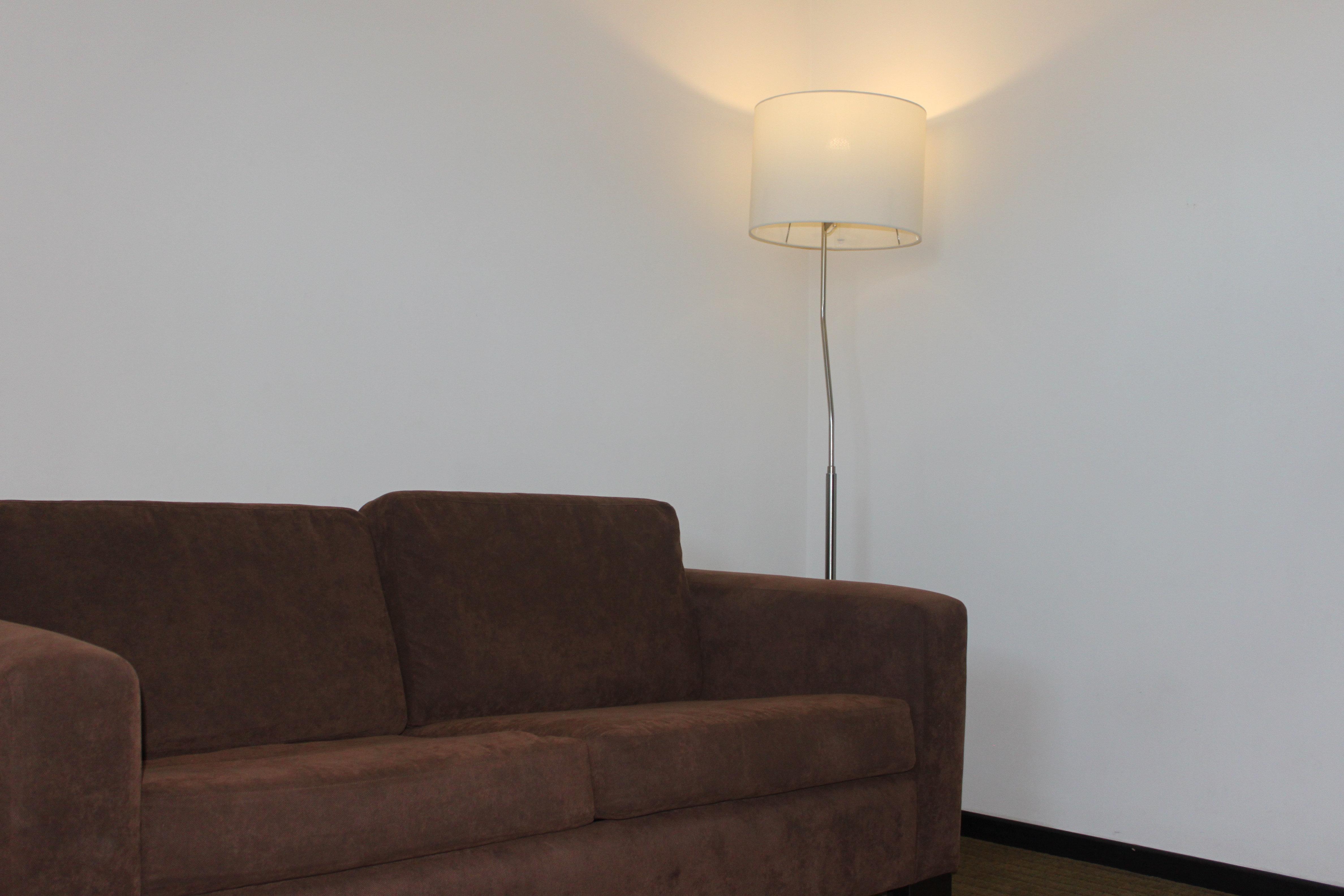 홀리데이 인 익스프레스 과이마스 호텔 외부 사진 A floor lamp