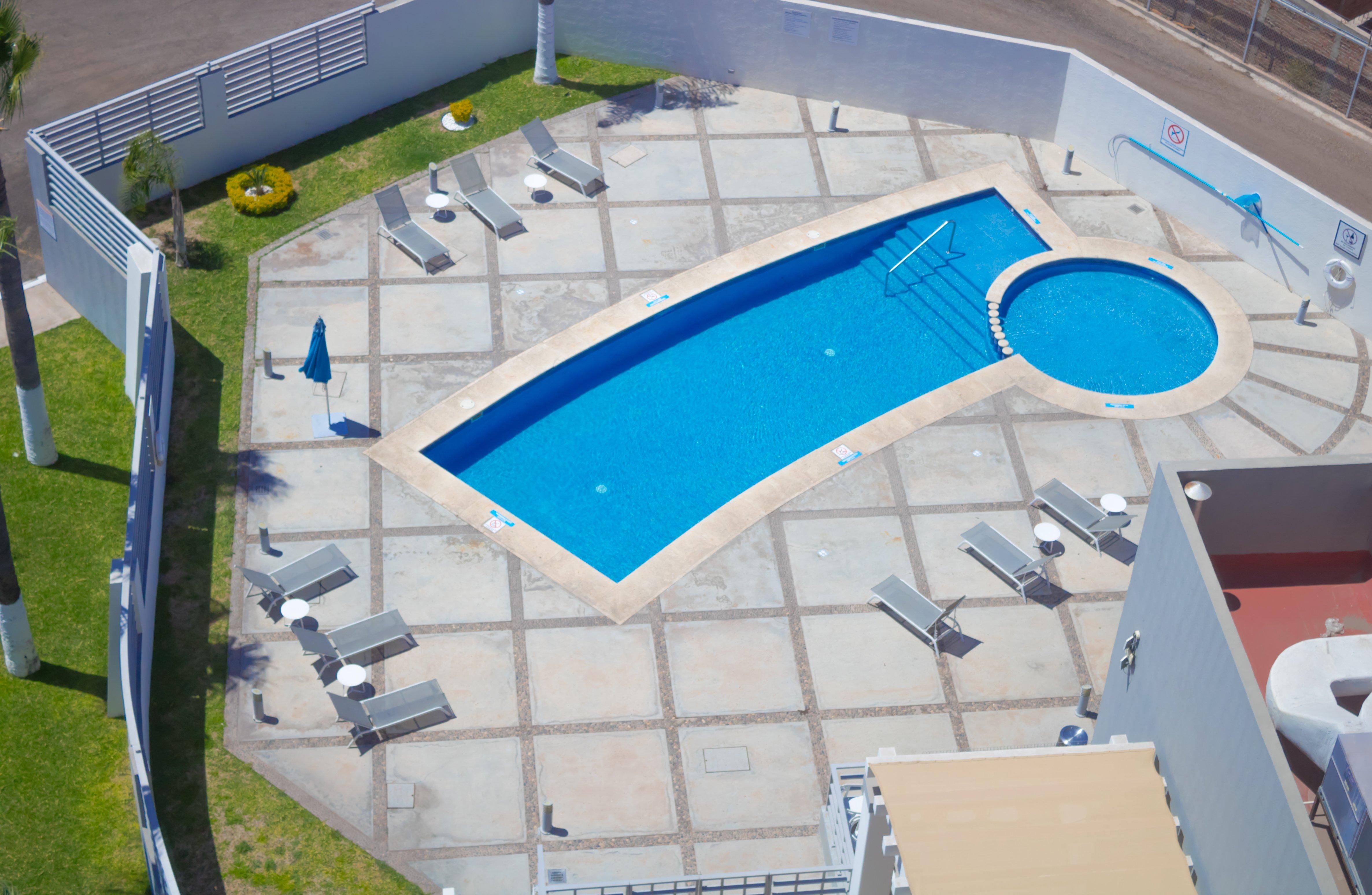 홀리데이 인 익스프레스 과이마스 호텔 외부 사진 Aerial view of a swimming pool