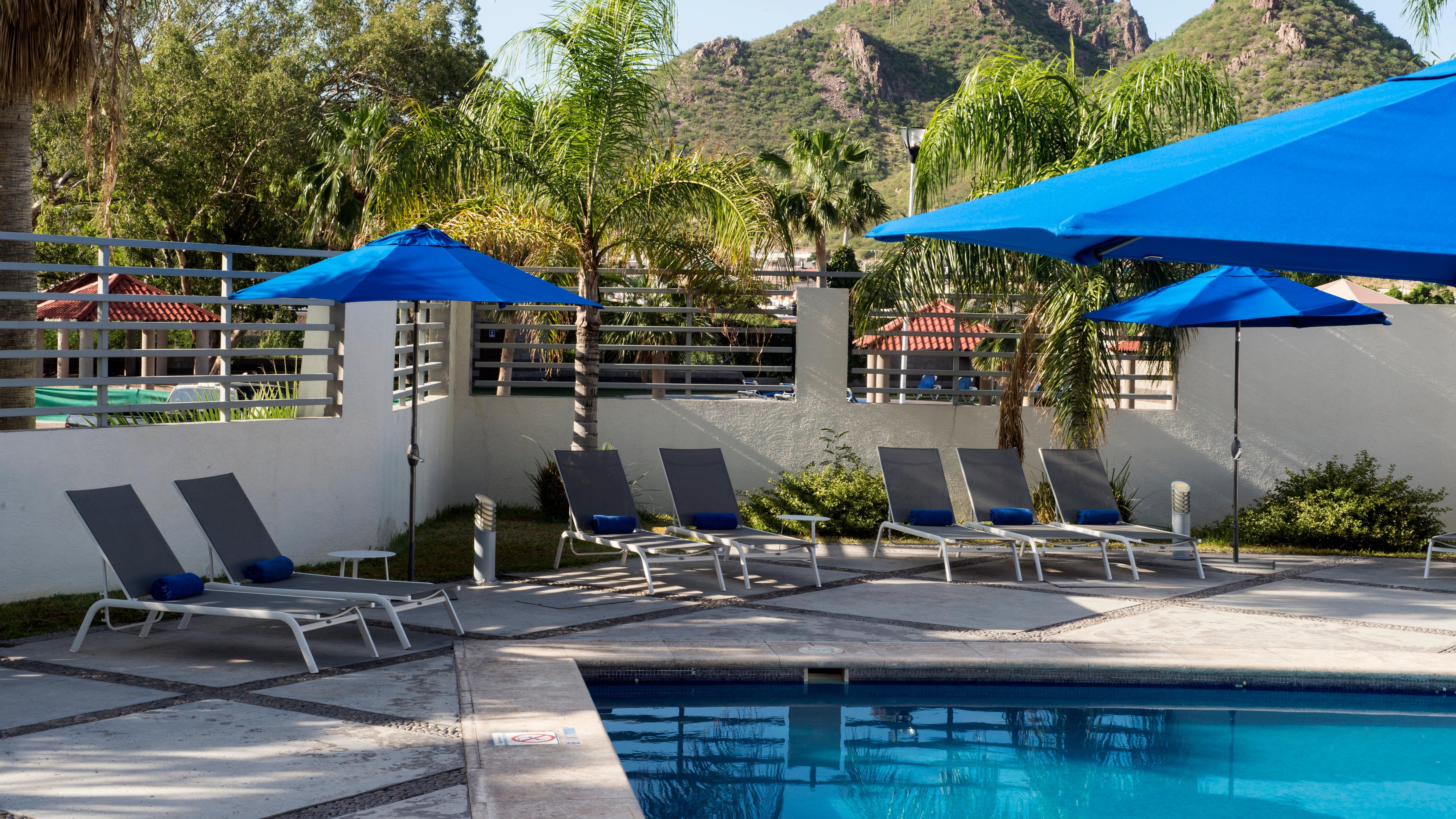 홀리데이 인 익스프레스 과이마스 호텔 외부 사진 The pool at the Beverly Hills Hotel