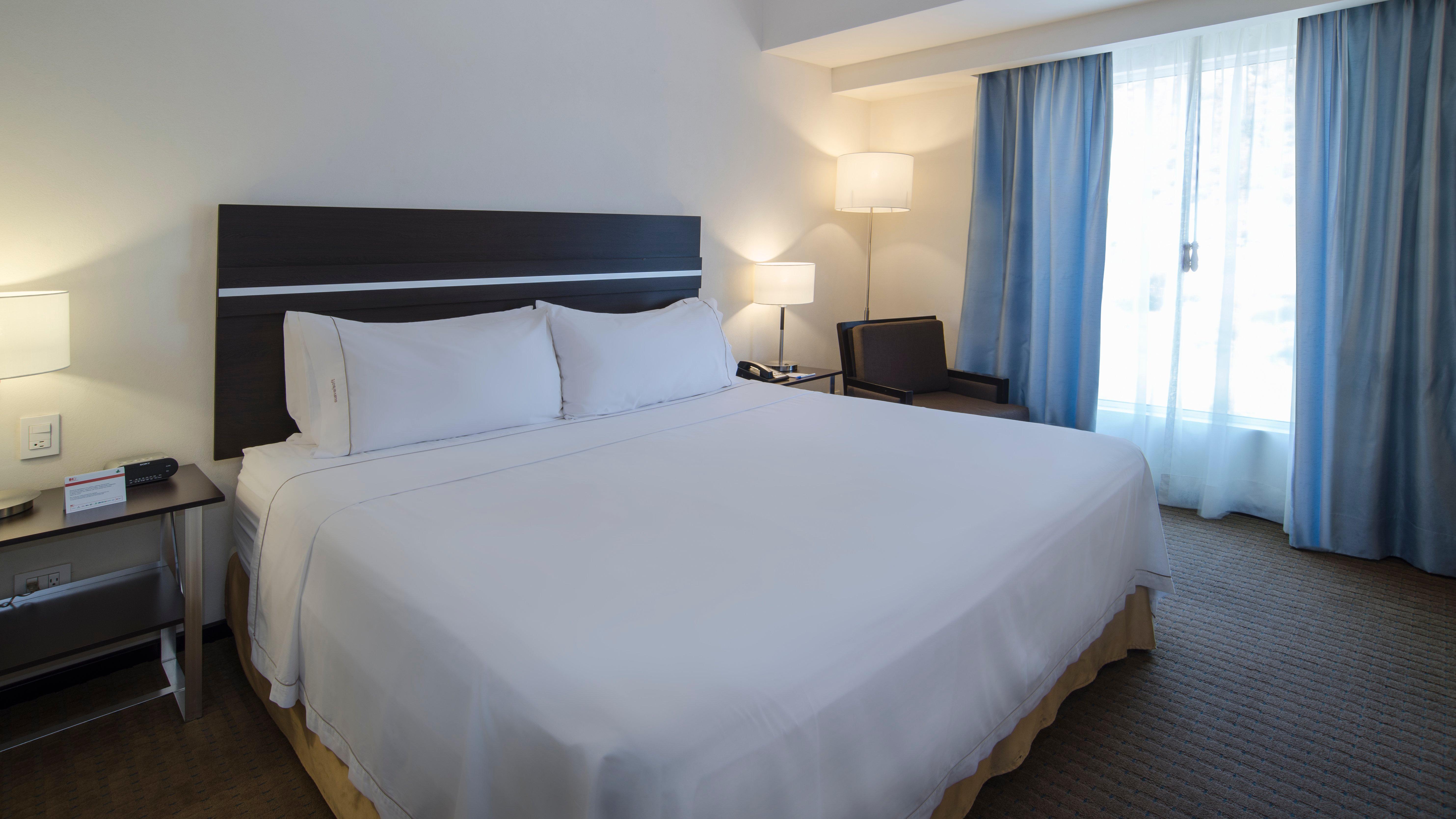 홀리데이 인 익스프레스 과이마스 호텔 외부 사진 A typical bedroom at the Residence Inn