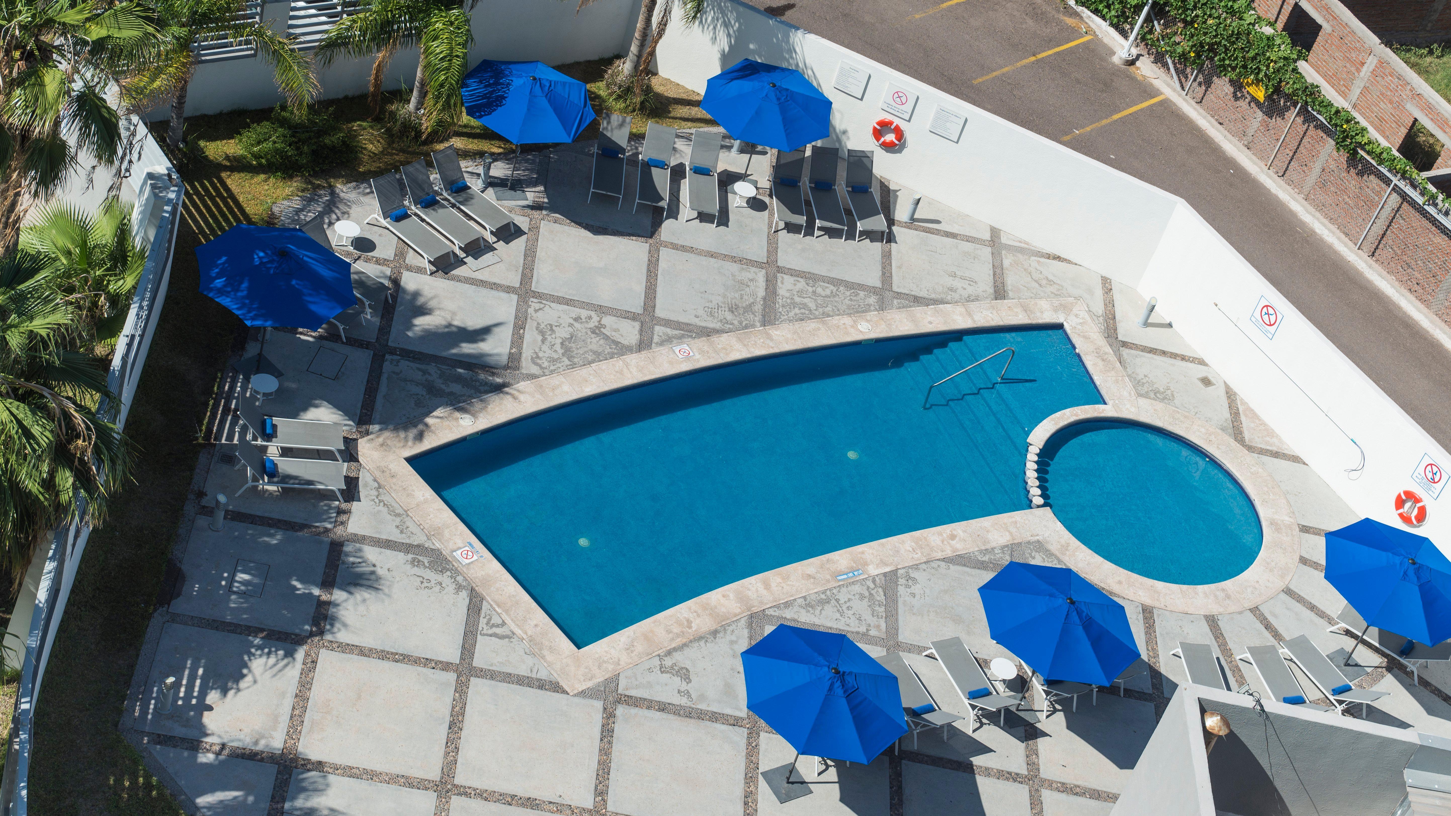 홀리데이 인 익스프레스 과이마스 호텔 외부 사진 Aerial view of the pool at the hotel