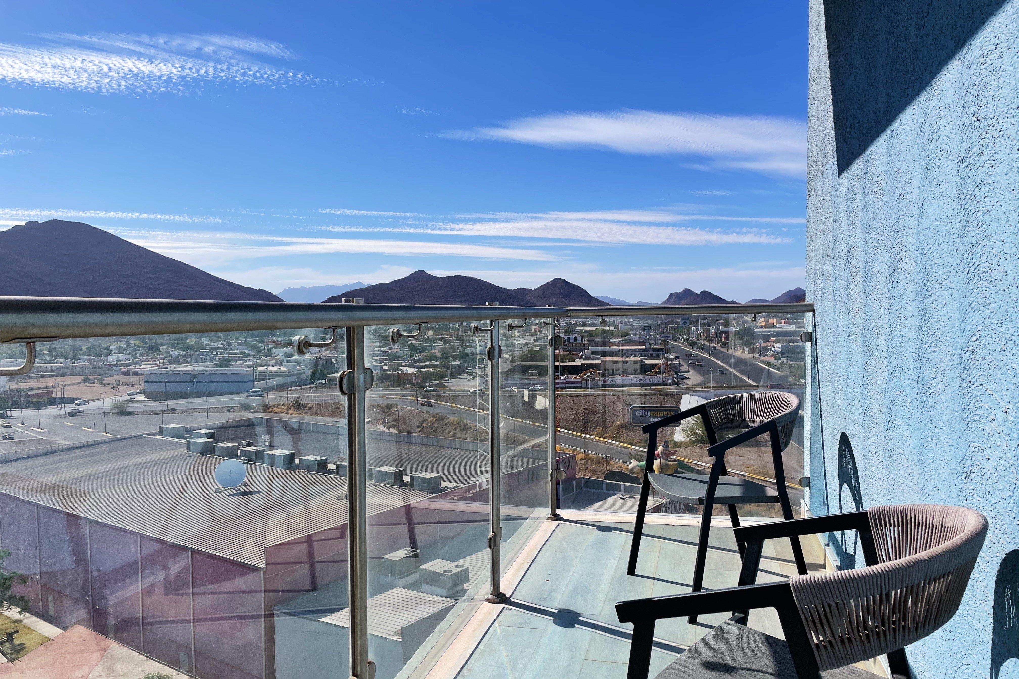 홀리데이 인 익스프레스 과이마스 호텔 외부 사진 View from the balcony of a suite at the M Resort