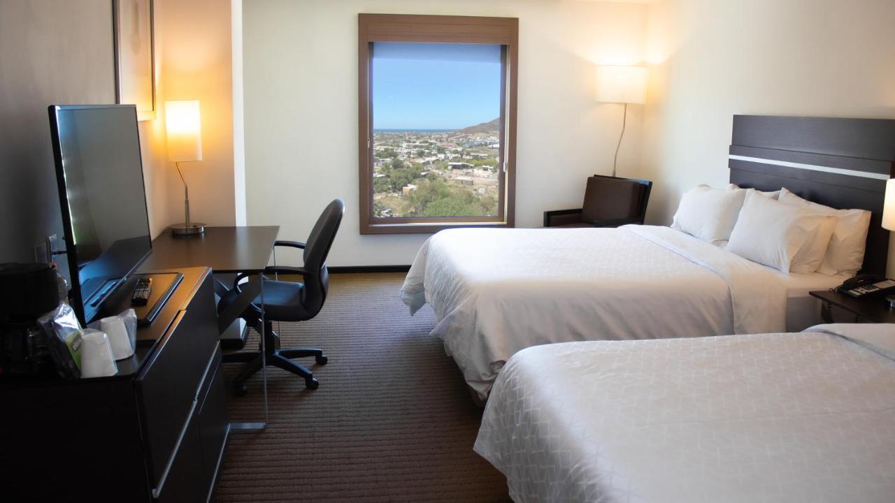 홀리데이 인 익스프레스 과이마스 호텔 외부 사진 A typical room at the Hilton Garden Inn in Albuquerque, New Mexico
