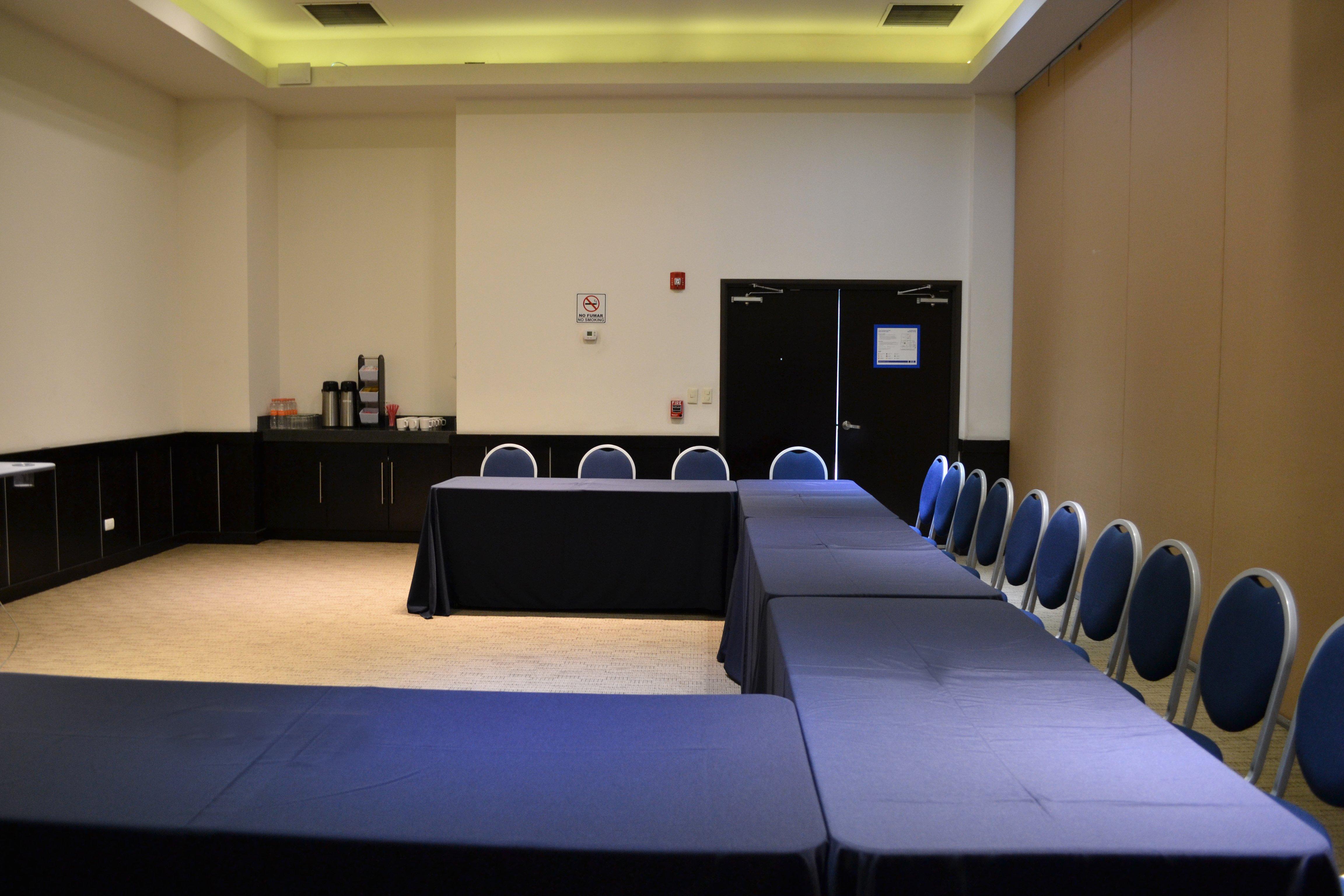 홀리데이 인 익스프레스 과이마스 호텔 외부 사진 A meeting room at the hotel