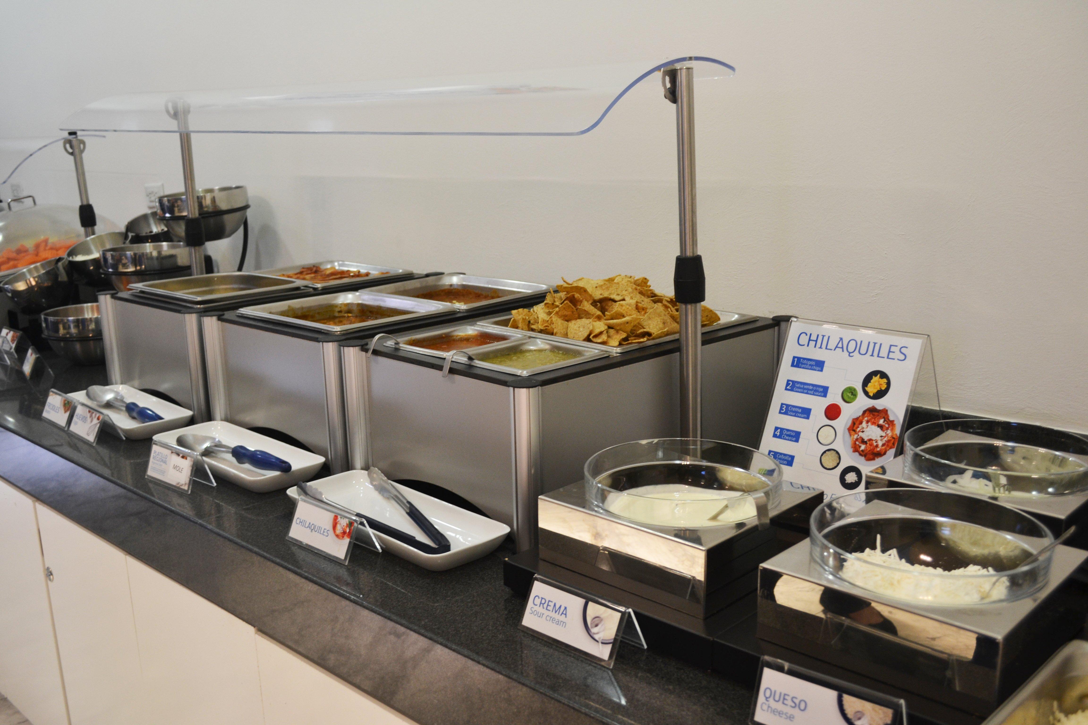 홀리데이 인 익스프레스 과이마스 호텔 외부 사진 A chafing dish with a pump