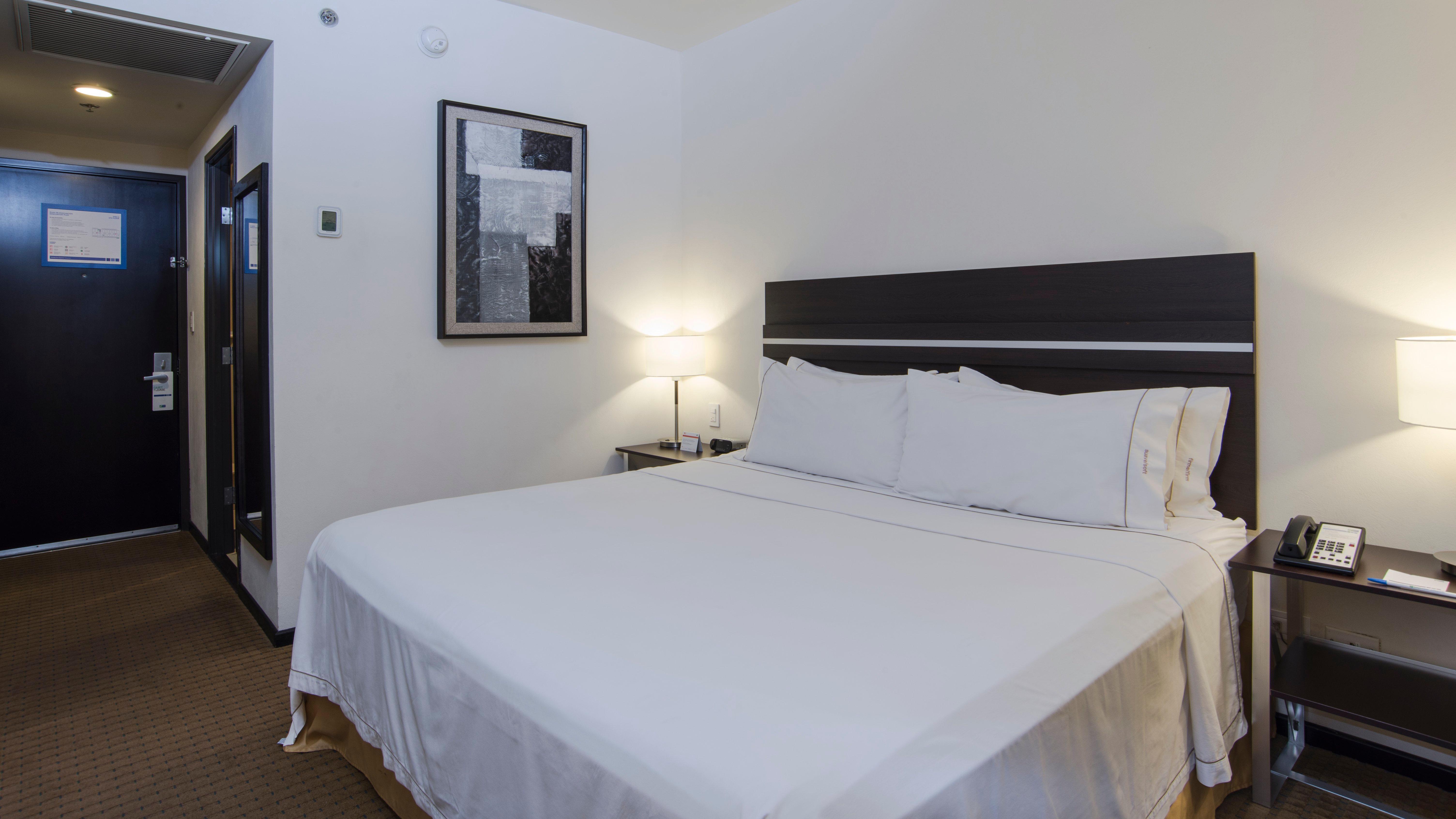 홀리데이 인 익스프레스 과이마스 호텔 외부 사진 A typical room at the hotel