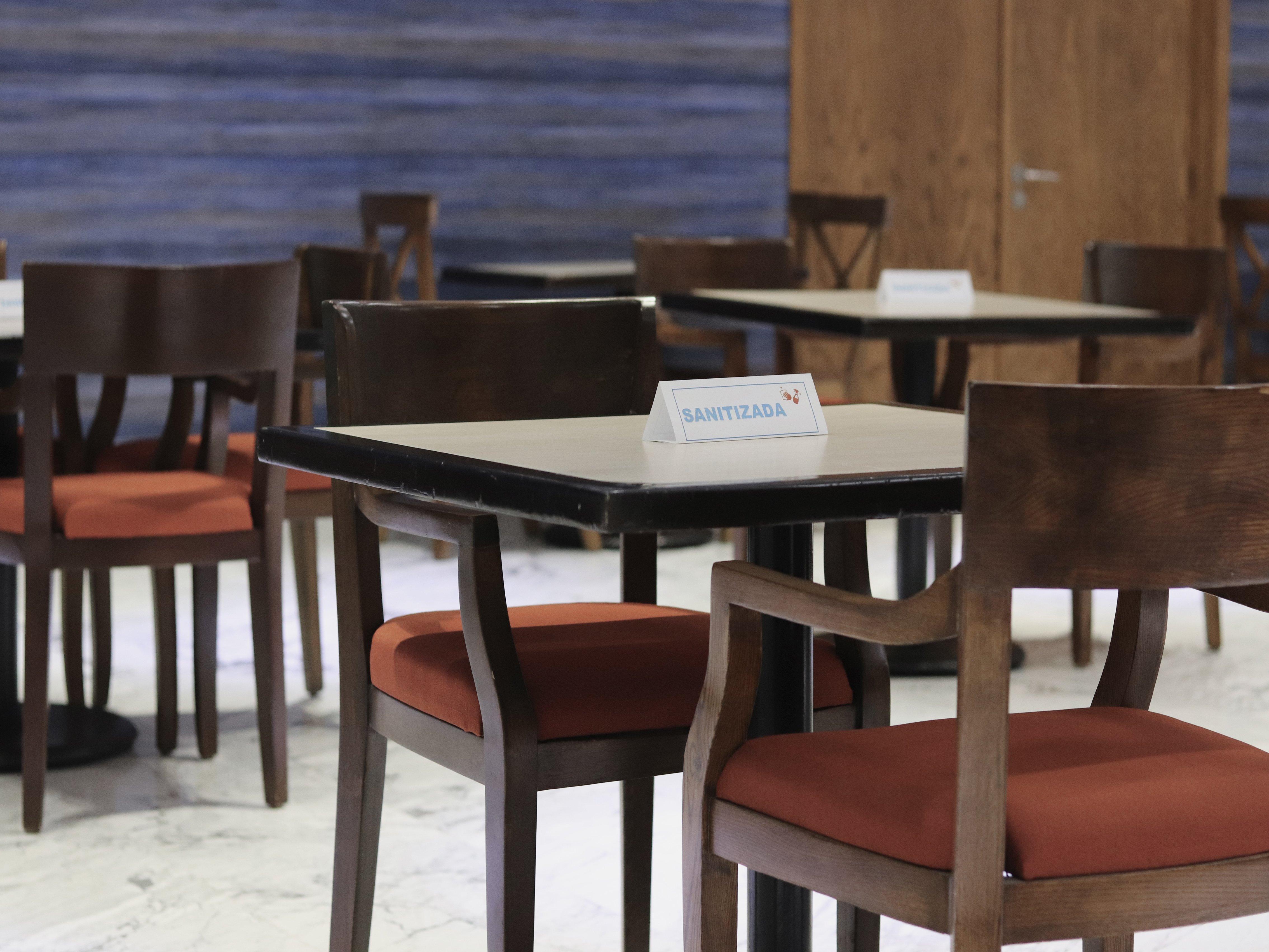 홀리데이 인 익스프레스 과이마스 호텔 외부 사진 A table and chairs