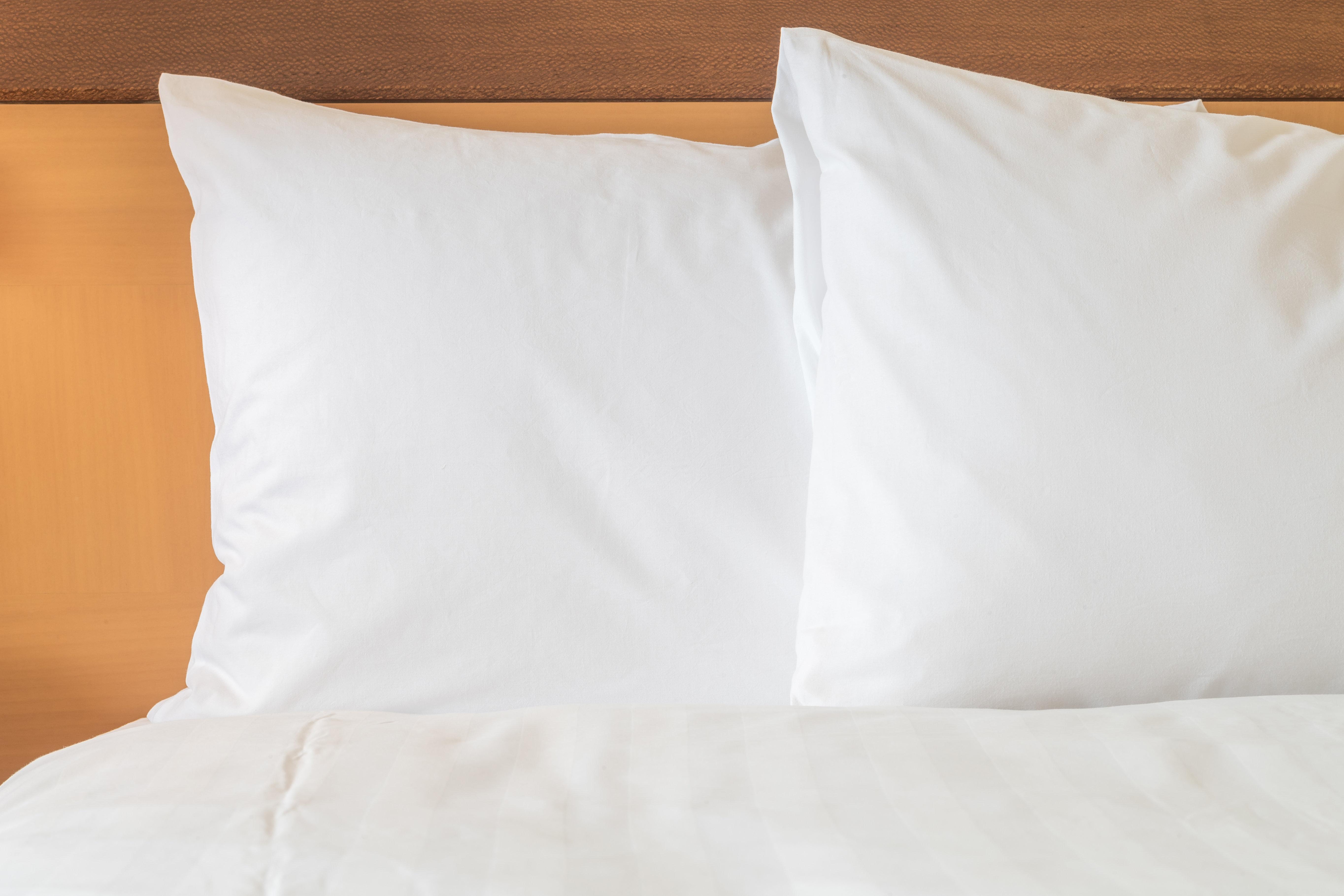 홀리데이 인 익스프레스 과이마스 호텔 외부 사진 Two pillows on a bed