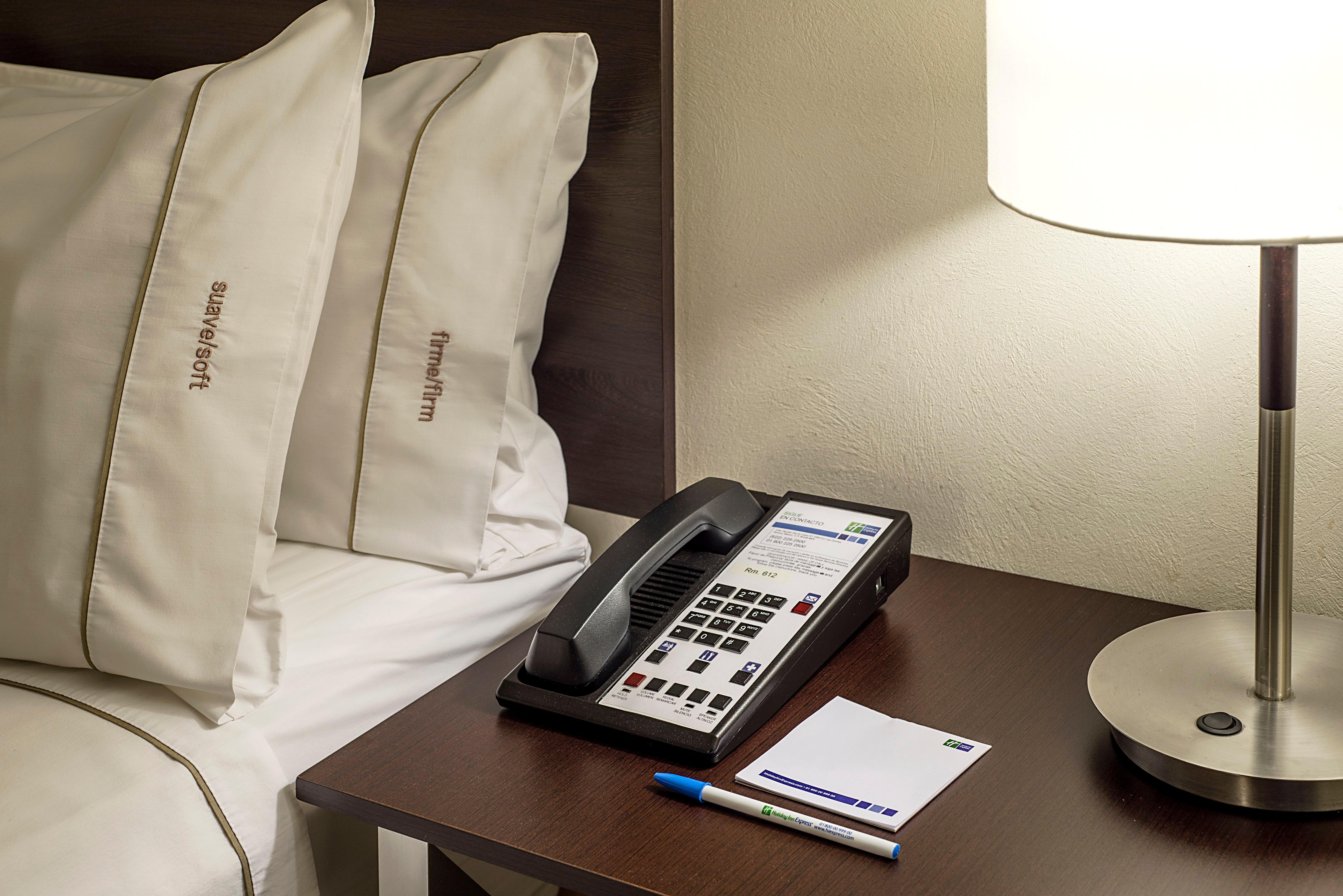 홀리데이 인 익스프레스 과이마스 호텔 외부 사진 A telephone in a hotel room