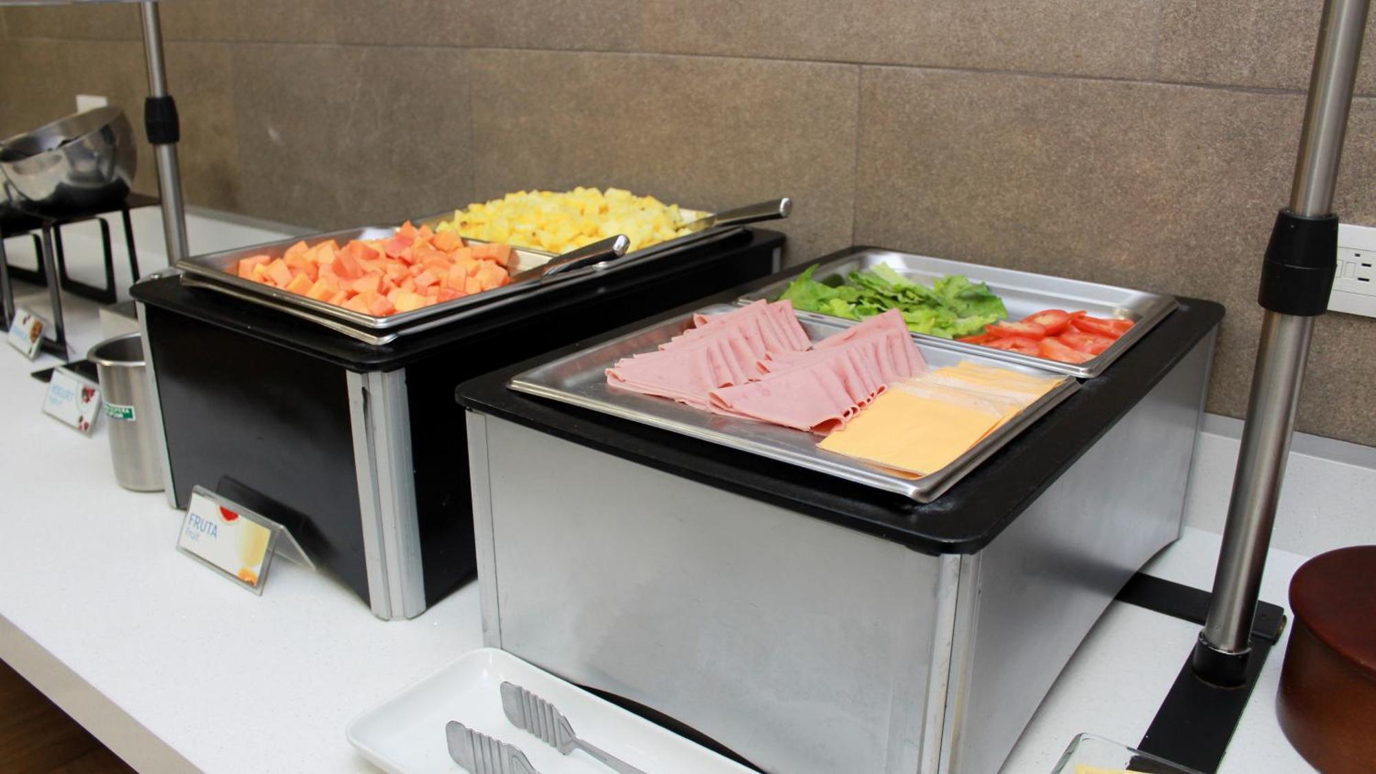 홀리데이 인 익스프레스 과이마스 호텔 외부 사진 A chafing dish
