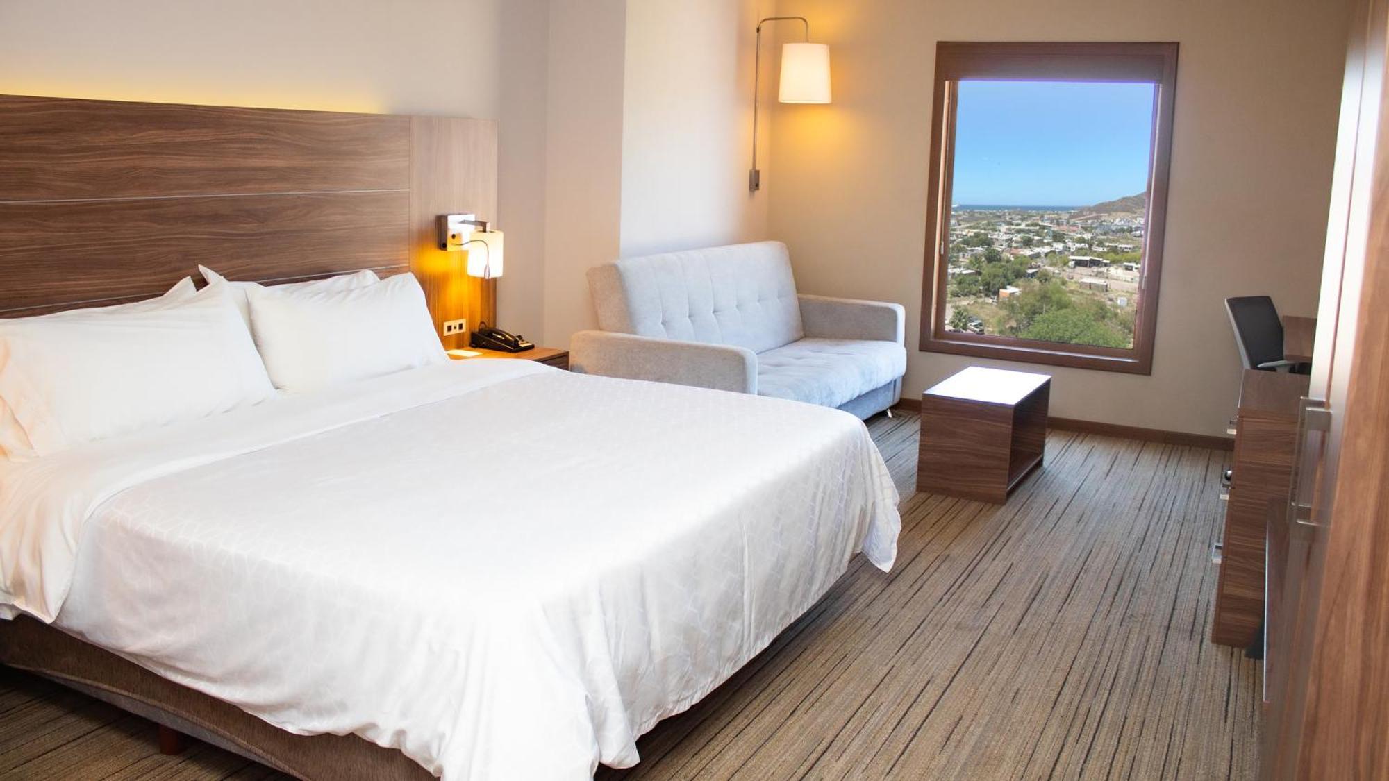 홀리데이 인 익스프레스 과이마스 호텔 외부 사진 A typical room at the hotel